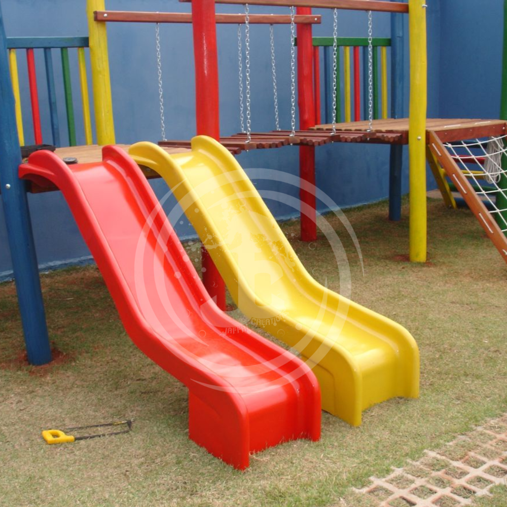 आउटडोर खेल का मैदान स्लाइड