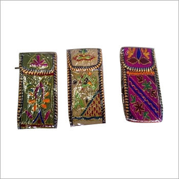 हैंड वर्क किया हुआ मोबाइल बैग