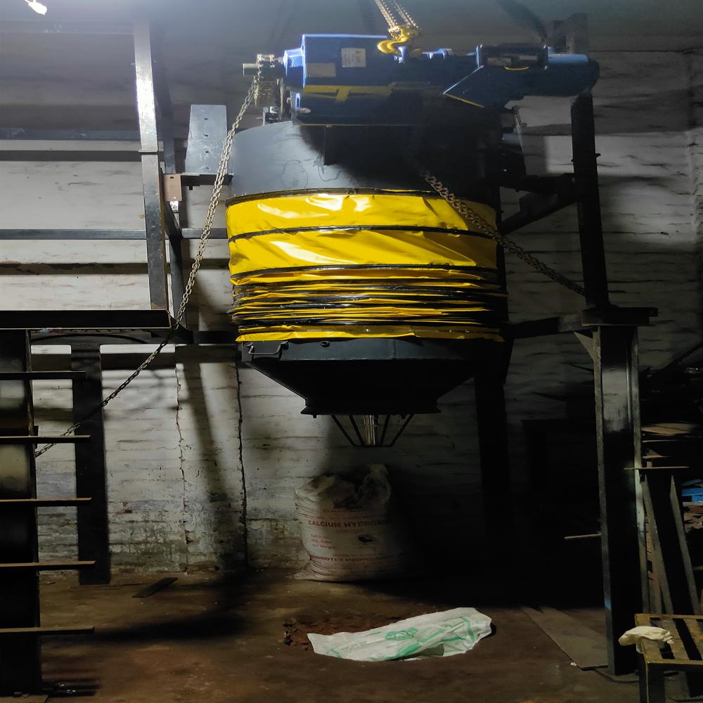 Bulk Loading Spout - Color: Black