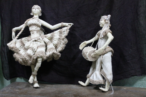 नृत्य करने वाले डॉल कपल