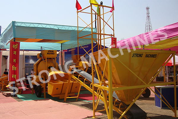 Mobile Concrete batching plant with reversible mixer