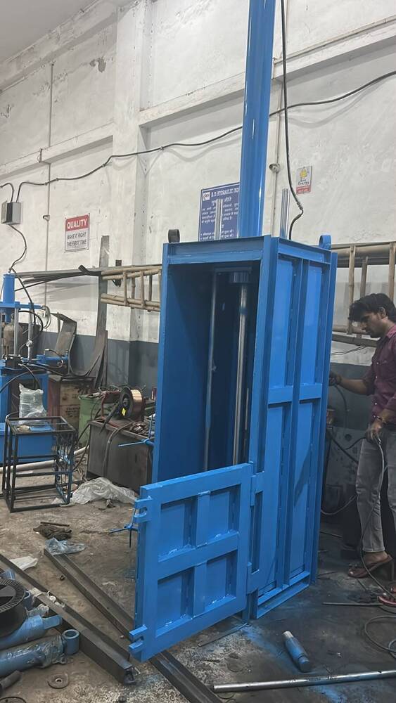 Hydraulic bailing press