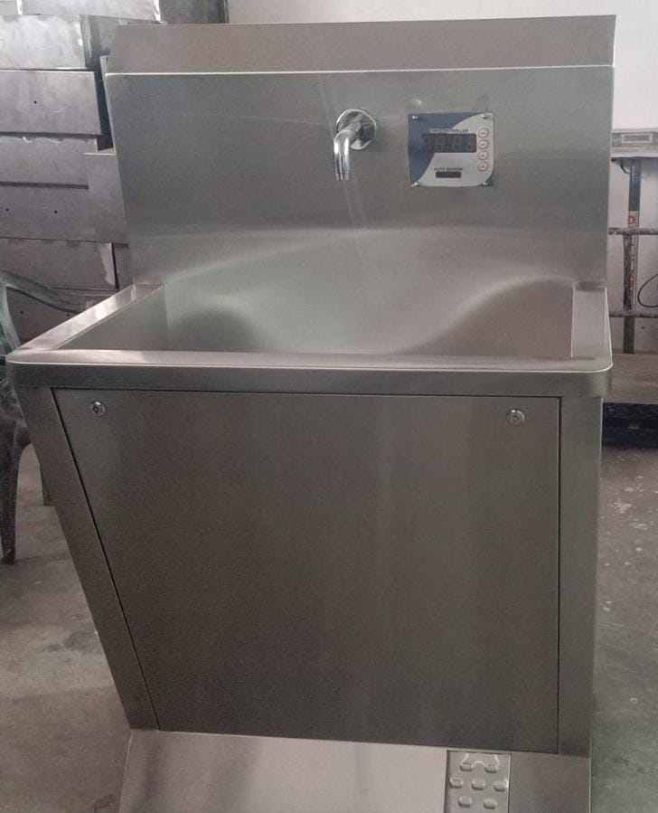 Single Station Surgical Scrub Sink - Dimension (L*W*H): 900X600X1380Mm Foot (Ft)
