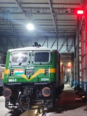 Railway Car Shade OHE High Voltage Presence/absence Indication System