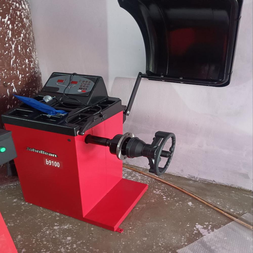 B9100 Wheel Balancer - Color: Red & Black