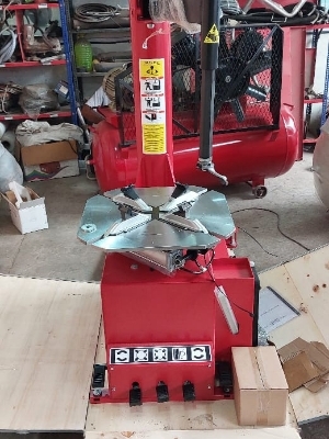 Truck Tyre Changer - Color: Red