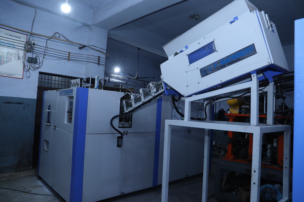 Automatic Blow Boulding Machine - Color: White/blue