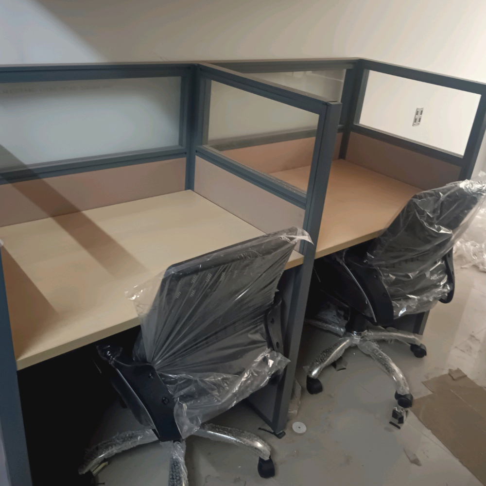 Linear Office Workstation With Divider