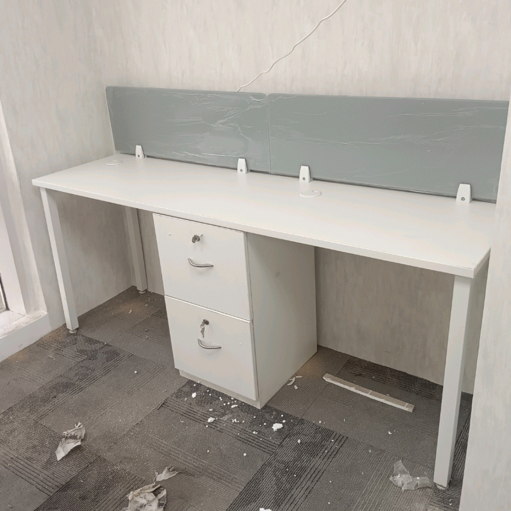 Linear Office Workstation With Sharing Pedestal