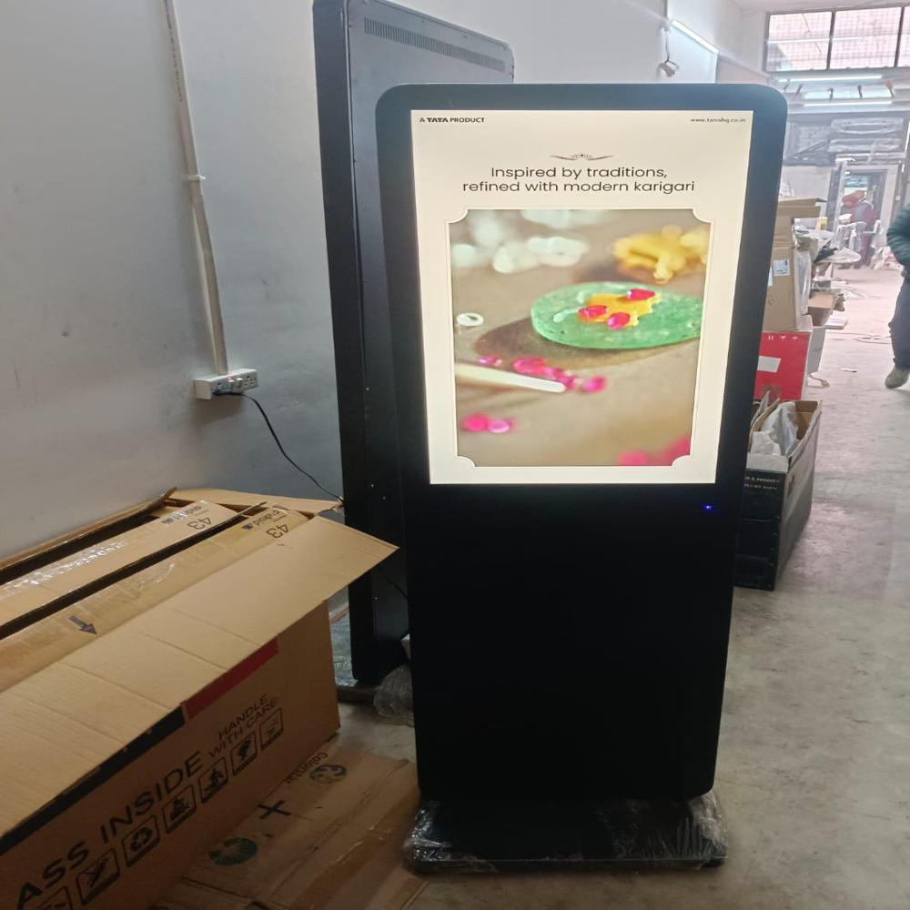 32 Inch Standee Brightness: 600 Cd/m Sq