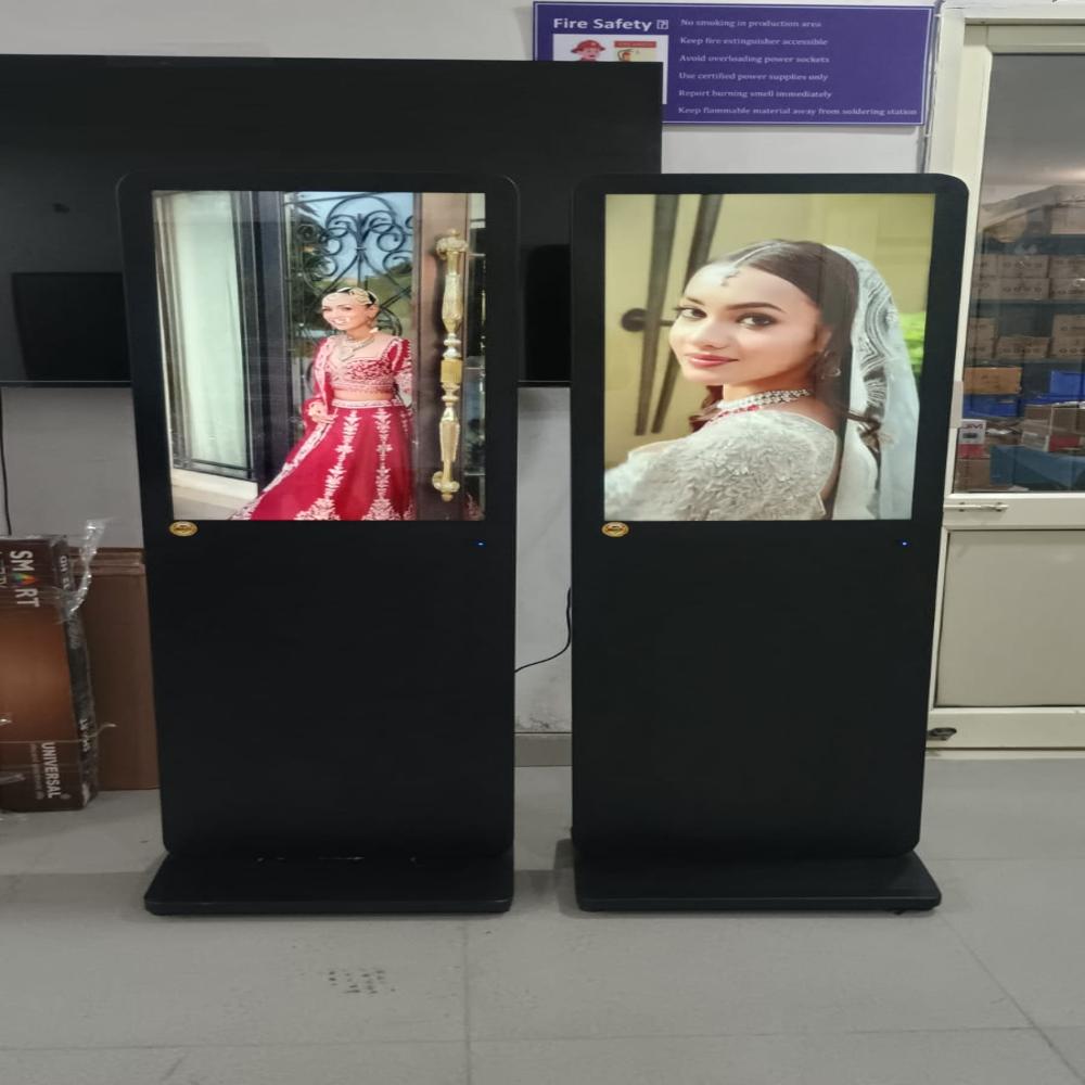 32 Inch Standee Brightness: 600 Cd/m Sq