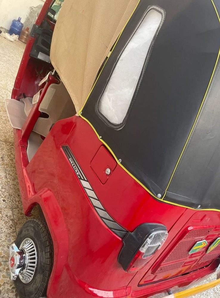 Red Deluxe Auto Rickshaw With Rexine Hood Cover