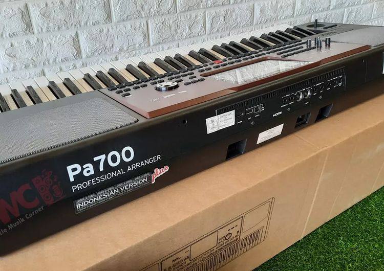 Brand New Korg Professional 61-Key Arranger Keyboard Electronic Organ PA1000 700 800 with Stand and Leather Bag
