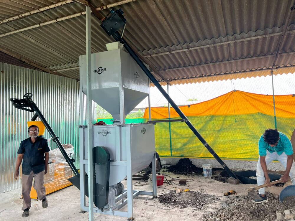 300 KG Poultry & Cattle Feed Making Machine