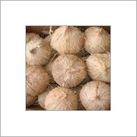 छिलके हटाए गए नारियल