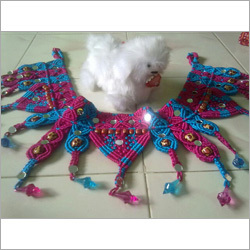 दीवार पर लटकने वाले सामान और सॉफ्ट टॉयज