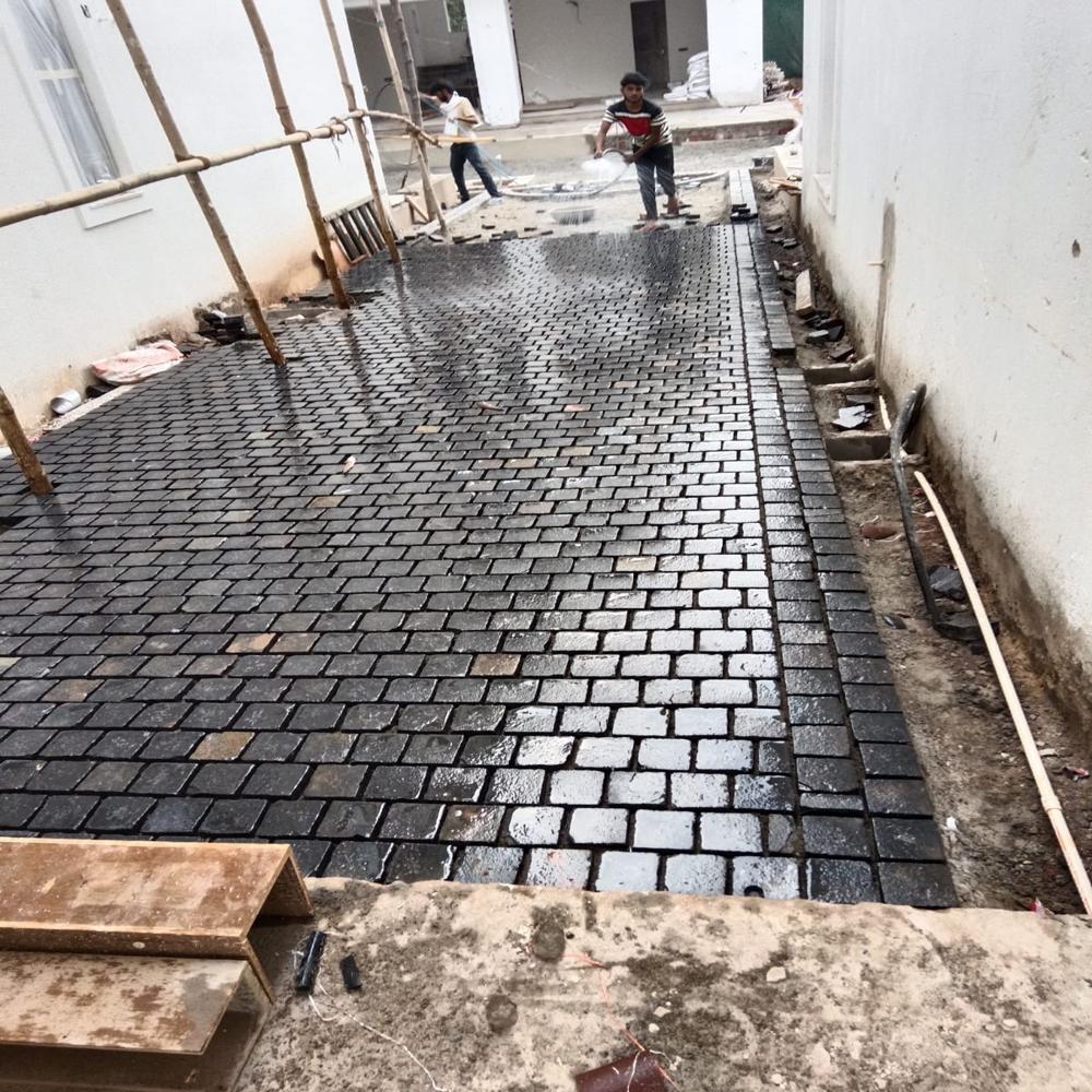 Natural Granite Flamming Machine-cut Cobblestone