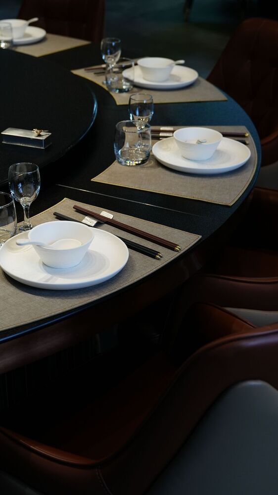 Attractive Dinning Table - Material: Aluminum