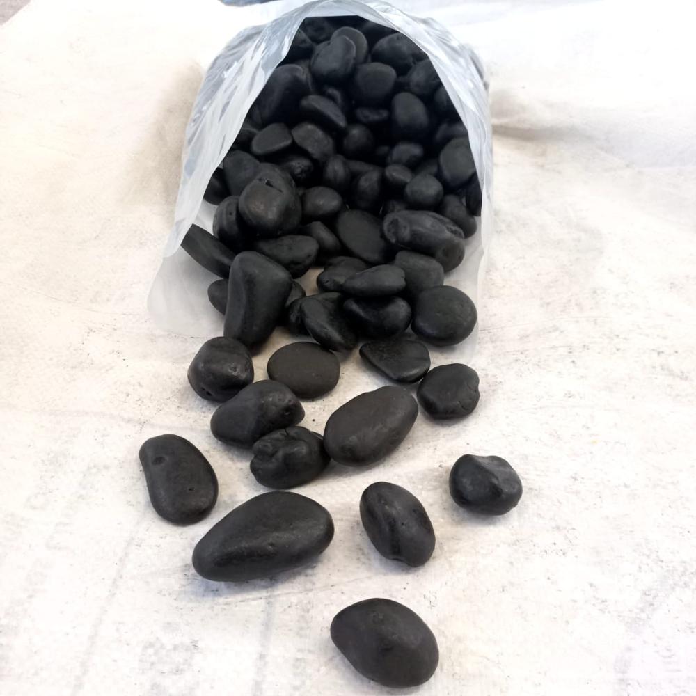 Polyurethane chemical coating high polished natural black pebbles for garden decoration and landscaping and flooring