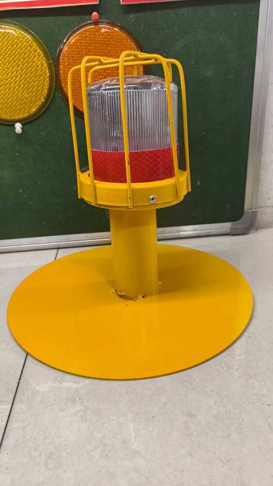 RED DELINEATOR WITH STAND