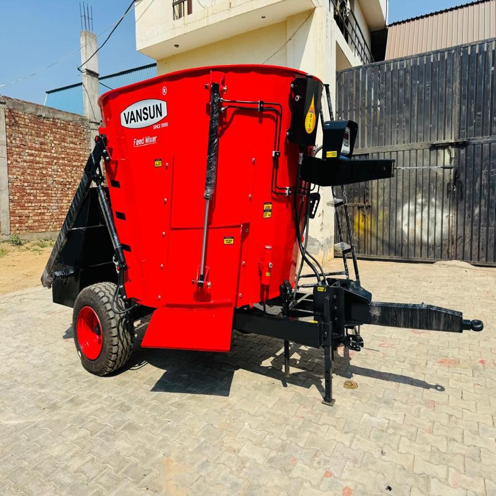 Wagon Driven Feeding Mixer - Capacity: 5 Ton/hr