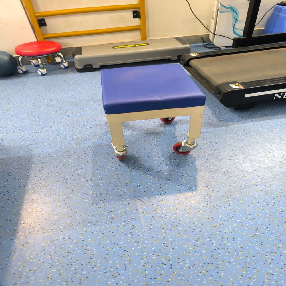 PCD STOOL WITH WHEEL