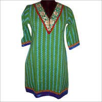 हाथ से कढ़ाई की गई कुर्तियाँ