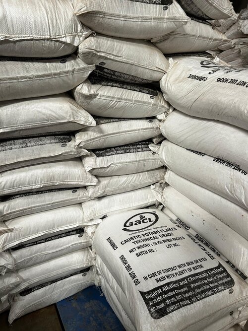 Caustic Potash Flakes - Boiling Point: 1327'c