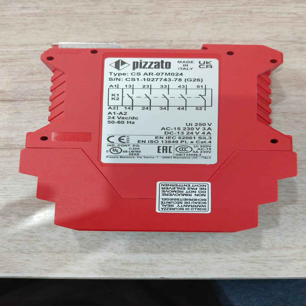 Pizzato Cs Ar-07m024 - Features: Gates And Emergency Stop Monitoring