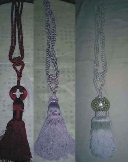 पीछे से बांधता है