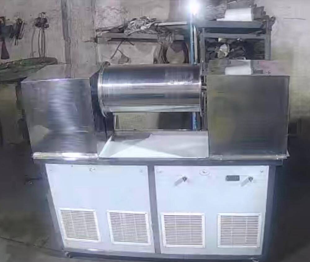 Fully automatic roller coaster ice cream machine