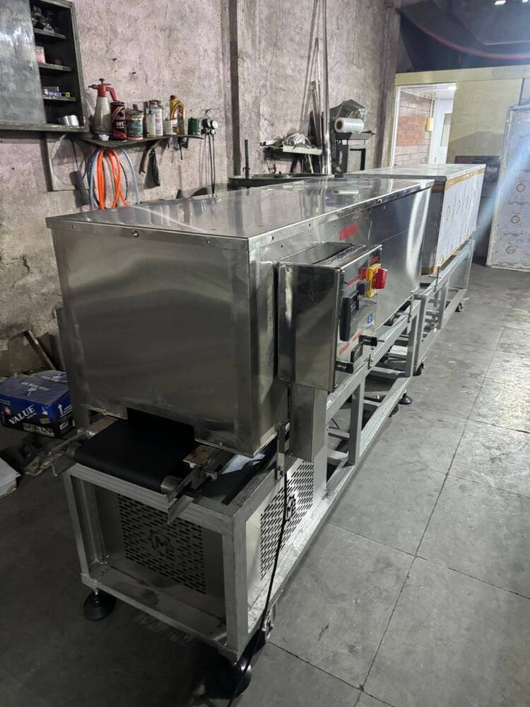 Air cooling blast freezer with conveyer