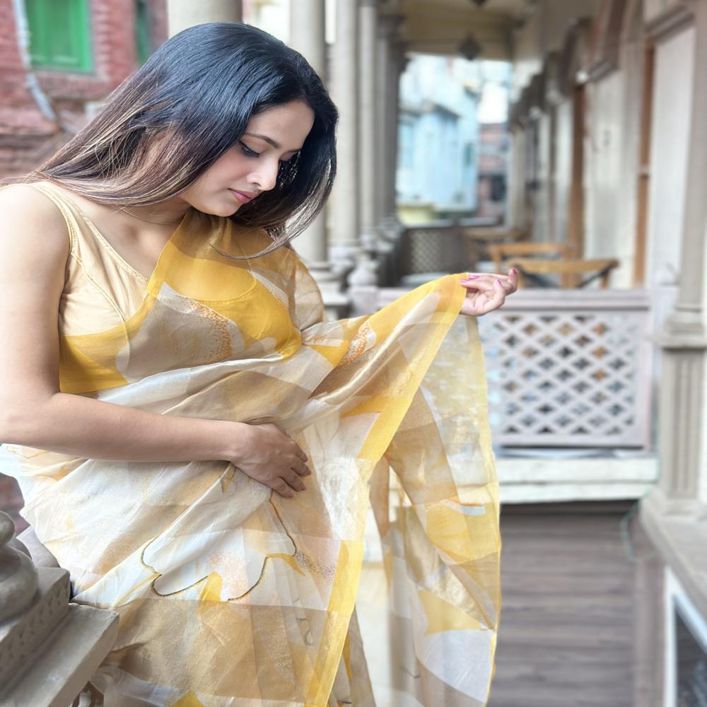 Aaranya Kora Golden Abstract Grace