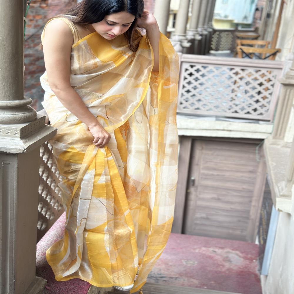 Aaranya Kora Golden Abstract Grace
