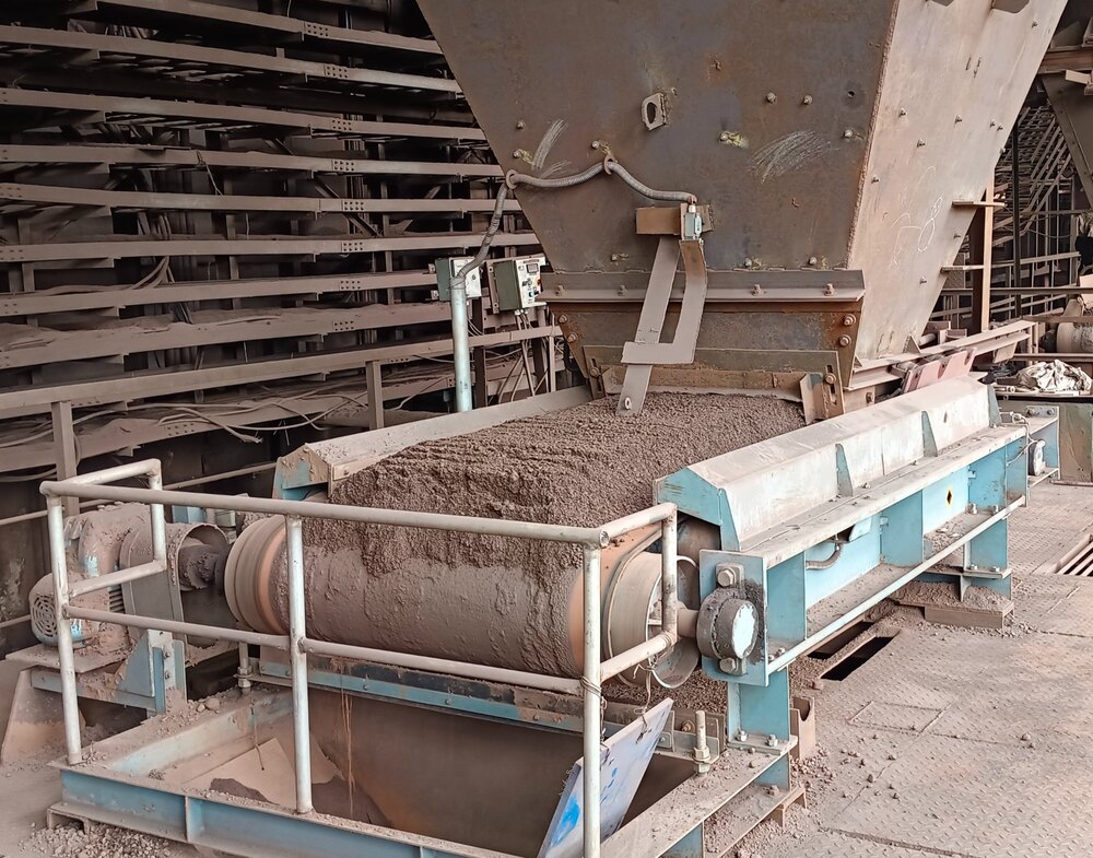 Vibrating Feeder And Screen