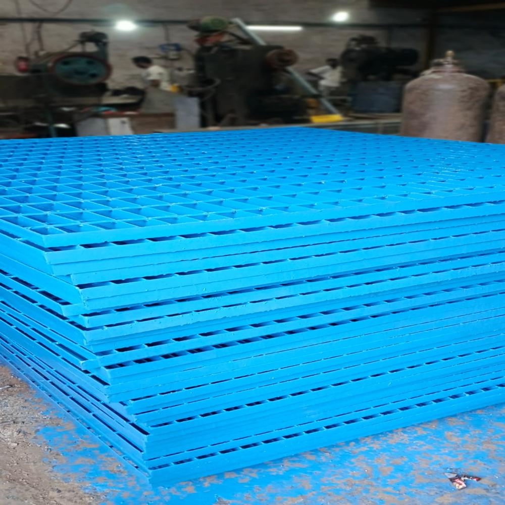 Painted Ms Grating - Application: Factories & Manufacturing Plants Power Plants & Substations Chemical & Process Industries Oil & Gas Facilities Water Treatment Plants Wastewater Treatment Plants Warehouses & Industrial Buildings Steel & Metal Processing Plants Cement & Construction Industries Pharmaceutical Industries Food Processing Units Petrochemical Industries Boiler & Utility Areas Pump Houses & Equipment Areas Industrial Platforms & Mezzanine Areas Drainage Channels & Trenches Staircases & Fire Escape Areas Cable Trenches & Utility Areas Maintenance & Inspection Platforms Commercial & Infrastructure Projects