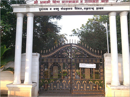 कंपाउंड वॉल मेटल गेट्स