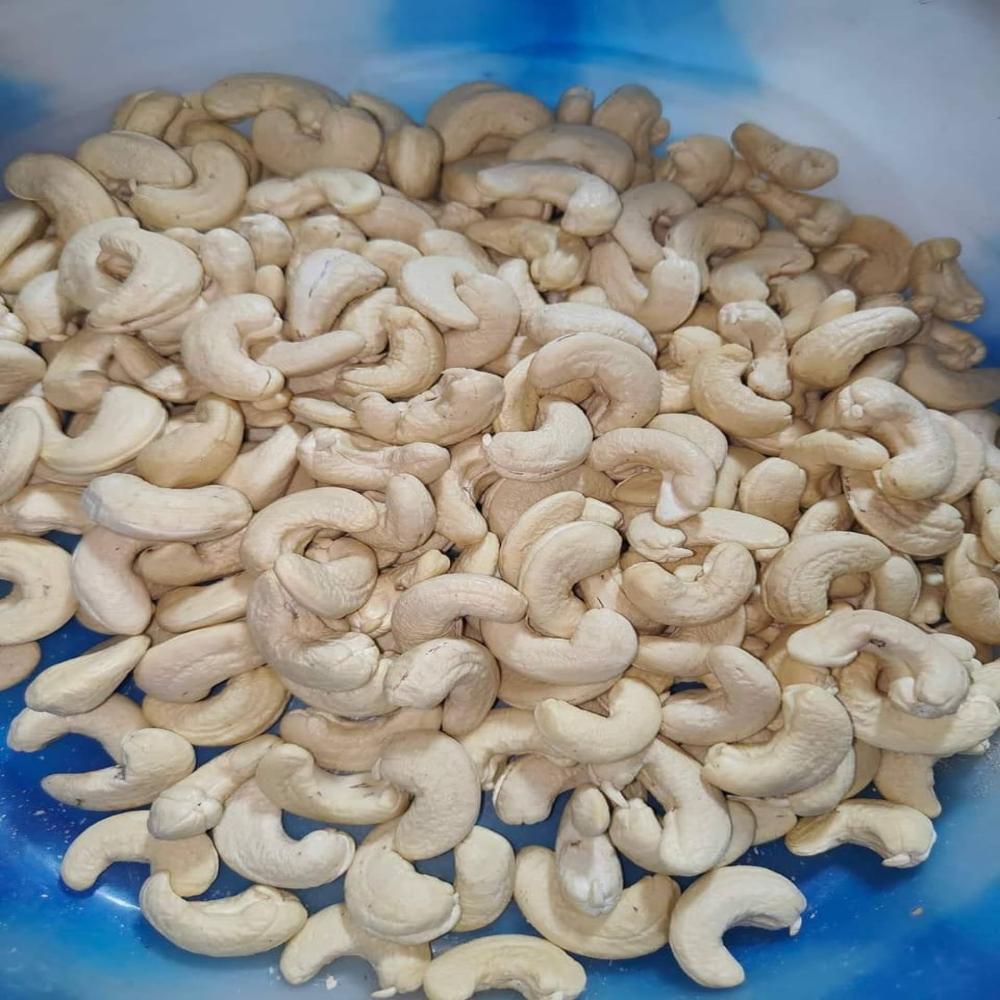 Baked Cashew Nuts - 10 Kg Tin, W320 Variety, Creamy White, Medium-large, Gluten-free, Crispy Texture