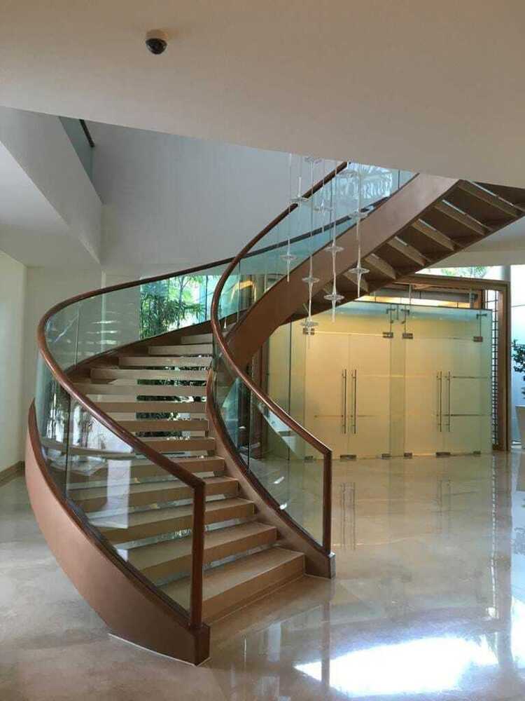 Customized Glass Bend Staircase