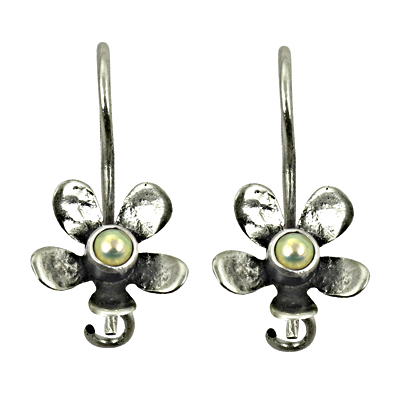 मोती के साथ फूल शैली चांदी की बालियां