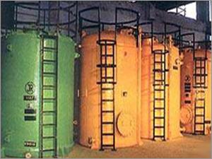 संक्षारक रसायनों के लिए टैंक, वेसल और पाइपिंग