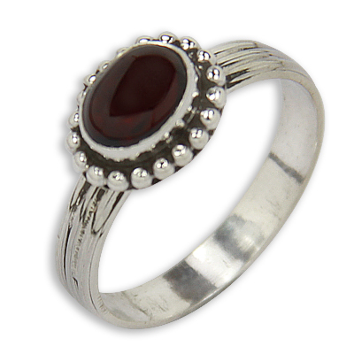 शानदार गार्नेट रत्न चांदी की अंगूठी