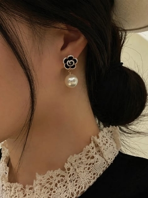 Black Floral Pearl Drop Earrings - Gender: Women