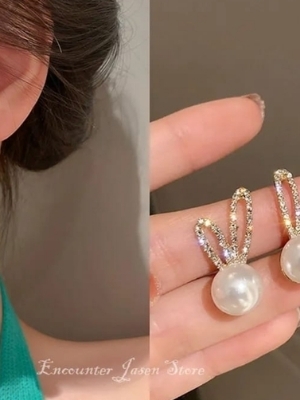 Gold Plated Pearl Stud Earrings With Crystal Bunny Design - Gender: Women