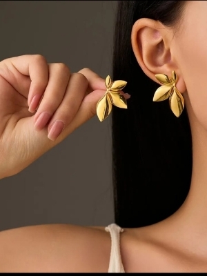 Gold Plated Floral Leaf Design Stud Earrings - Gender: Women