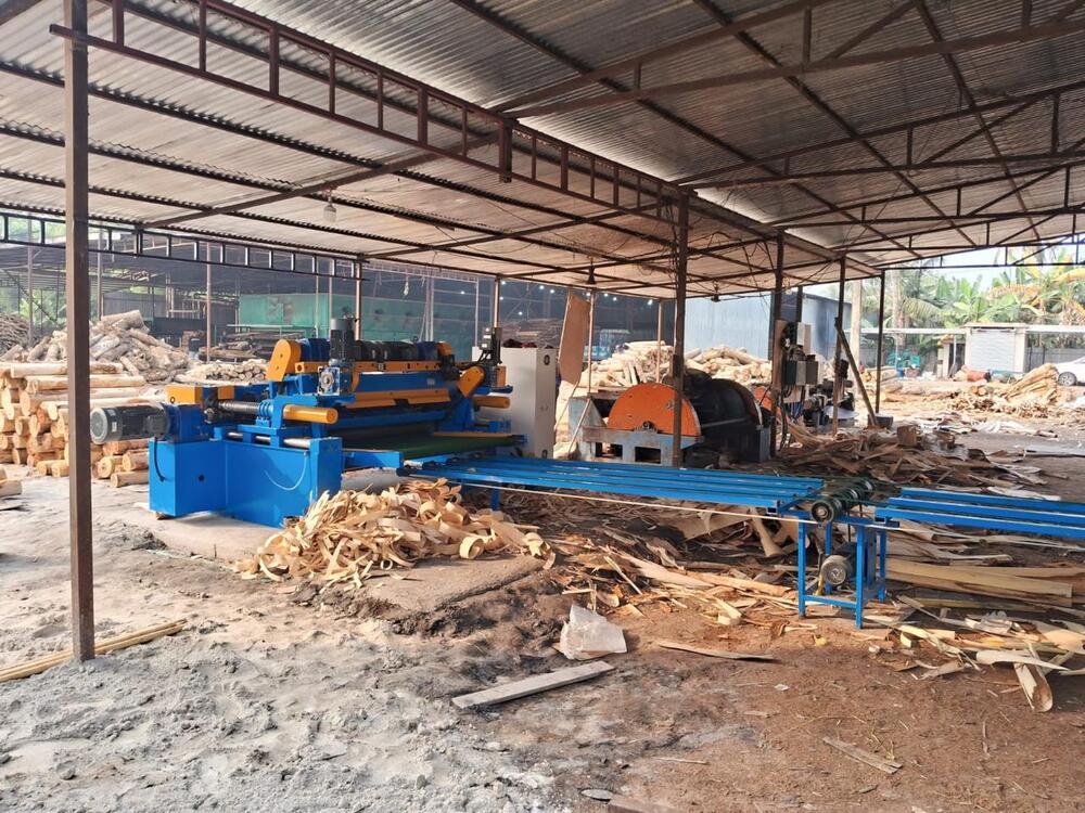 Spindle-less Log Peeling Machine - Color: Blue