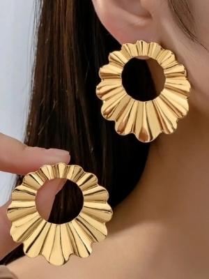 Gold-Plated Floral Hoop Earrings For Women - Color: Gold