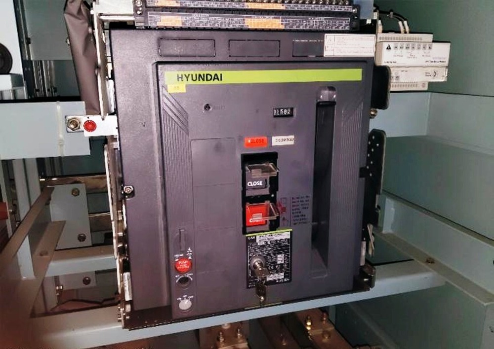 Hyundai Hiacb Draw Out Air Circuit Breaker Marine Main Switchboard Acb - Features: Manual Push-To-Open (Trip) And Push-To-Close (Close) Operating Push Buttons