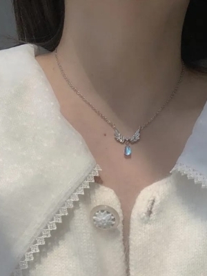 Elegant Butterfly Pendant Necklace - Color: Selver