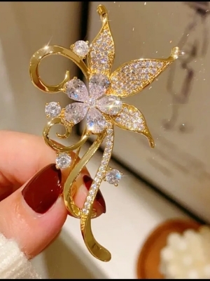 Luxury Crystal Floral Vine Brooch - Color: Gold